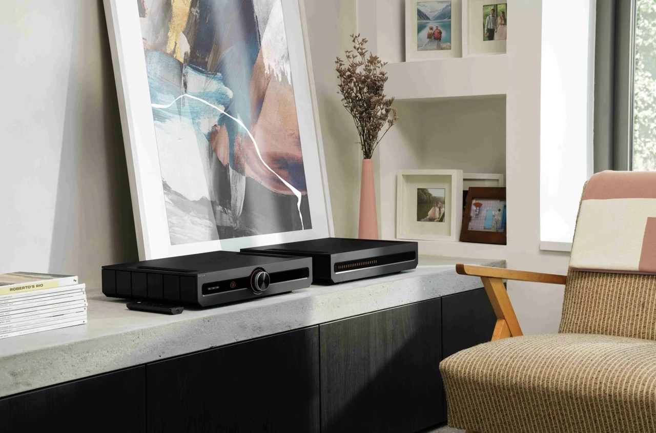 Roksan Caspian 4G lifestyle bilde i sort i stue